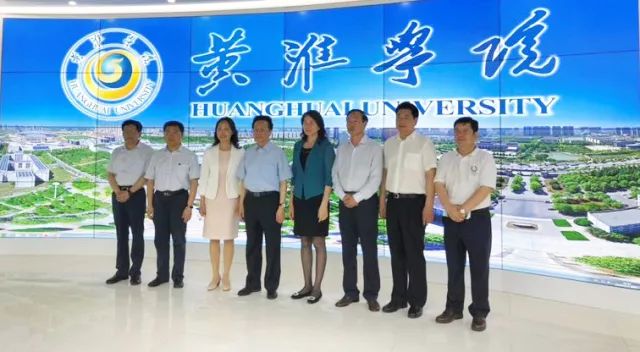 中華職業(yè)教育社理事長陳昌智、河南省副省長霍金花一行參觀展廳